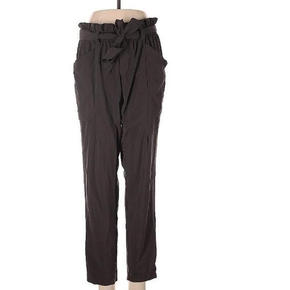 Athleta skyline pant in grey.  Paperbag high waisted pants with pockets size 6.